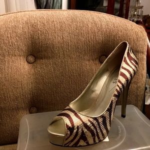 Hot Tiger Stripped Gold Peep Toe Stilleto - Guess -8